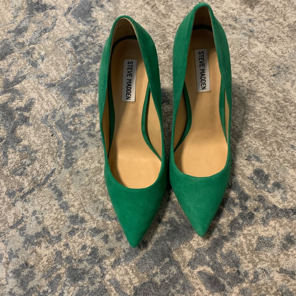 Steve Madden Daisie Green Suede Pumps